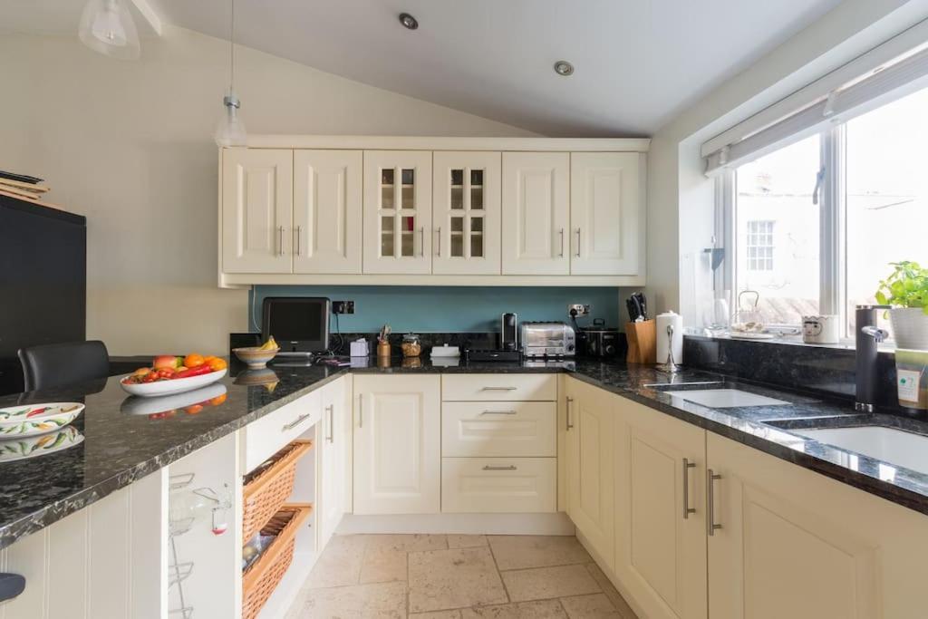 Four Bedroom Townhouse In Famous Suffolks Area Cheltenham Exterior foto